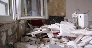 Демонтаж хрущевки в Белой Калитве - удаление старых полов и стен по выгодной цене от 1733 рублей.